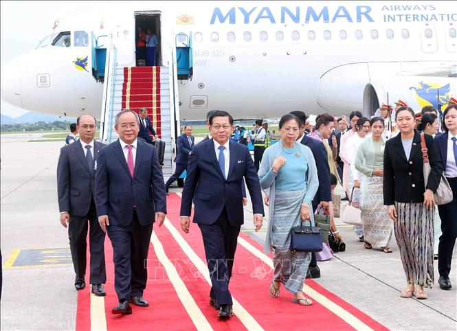 Tổng thống Myanmar và phu nhân đến Hà Nội, bắt đầu thăm chính thức Việt Nam